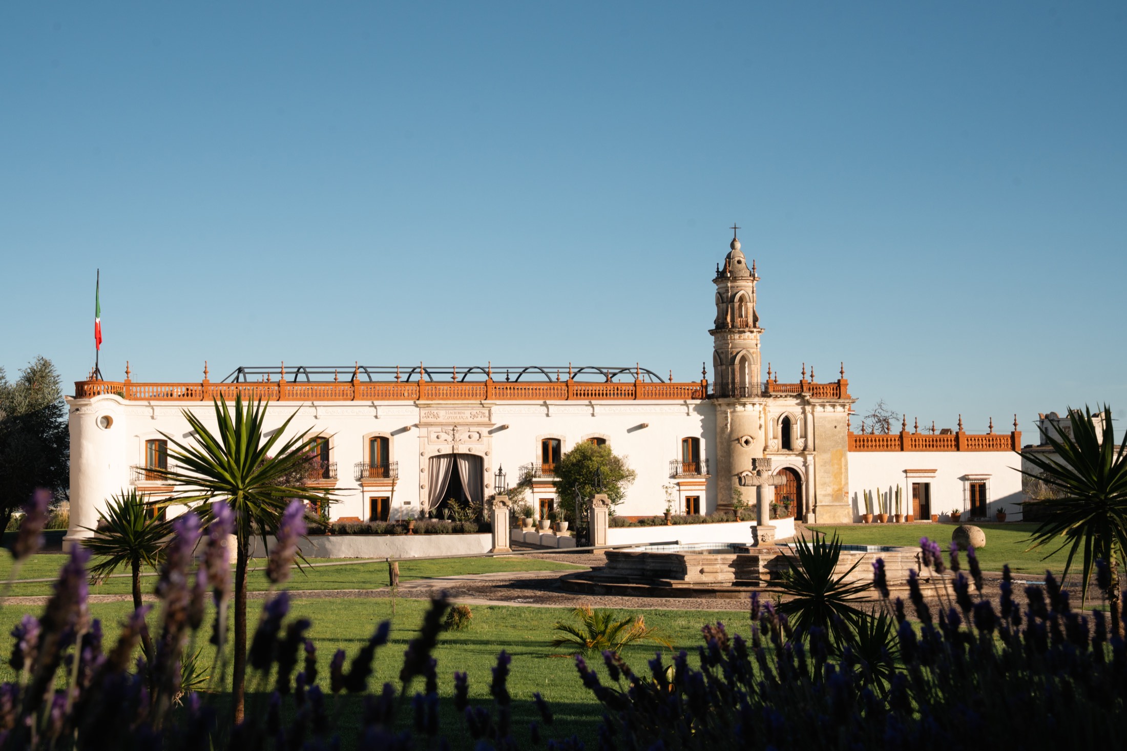 Fachada de la Hacienda Zotoluca entre jardines y lavanda