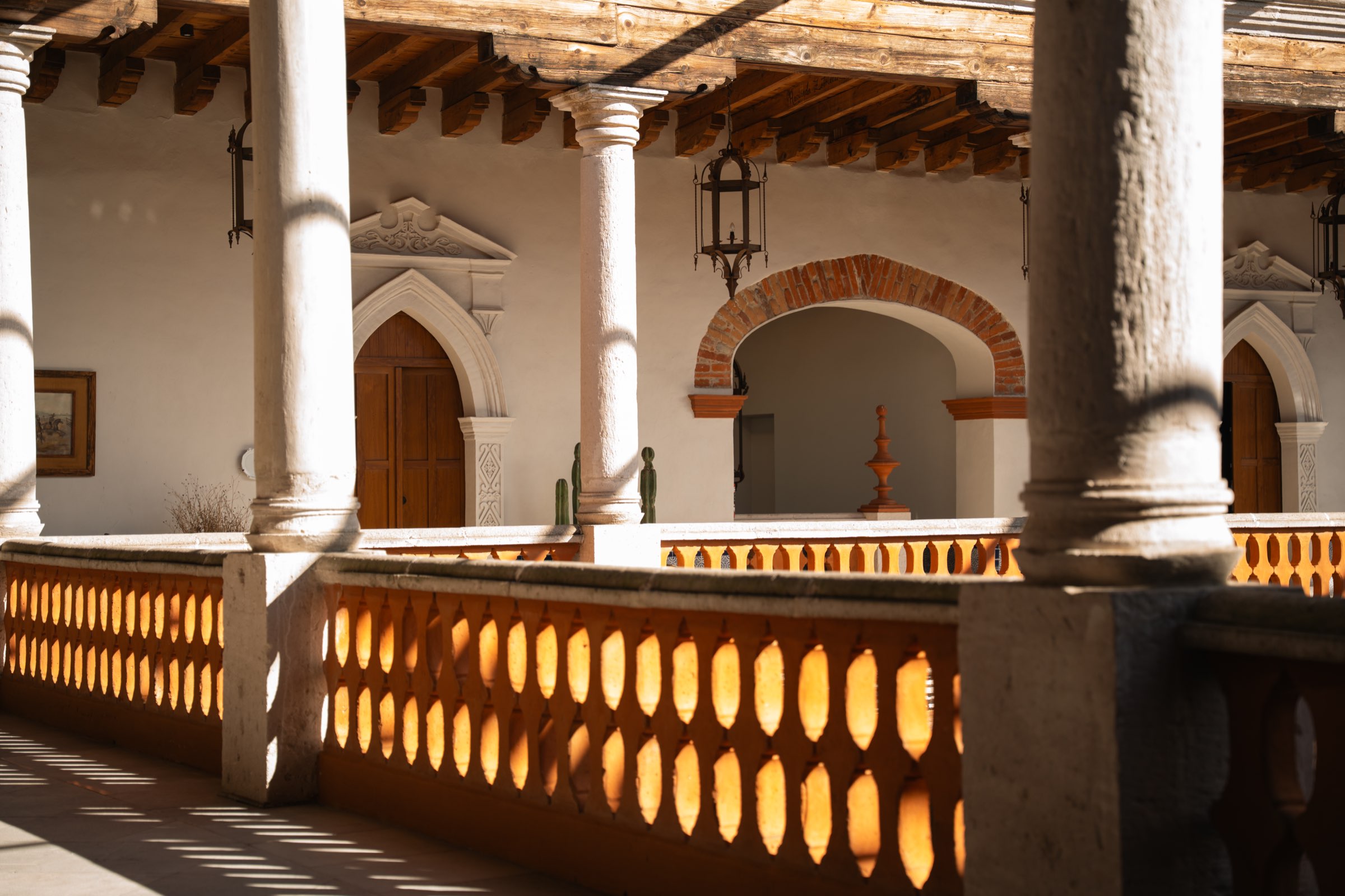 Corredor con balaustrada de la hacienda a contraluz