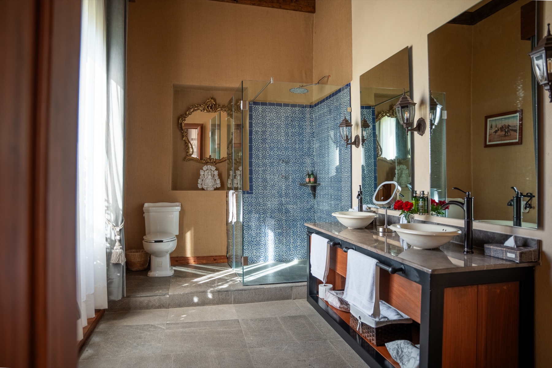 Baño completo revestido en talavera azul
