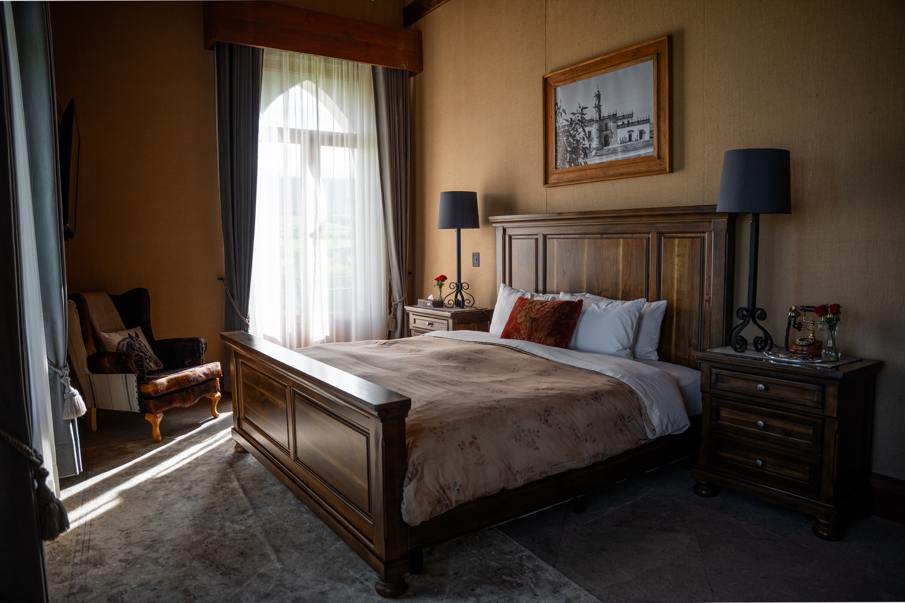 Recámara con cama de madera junto a la ventana