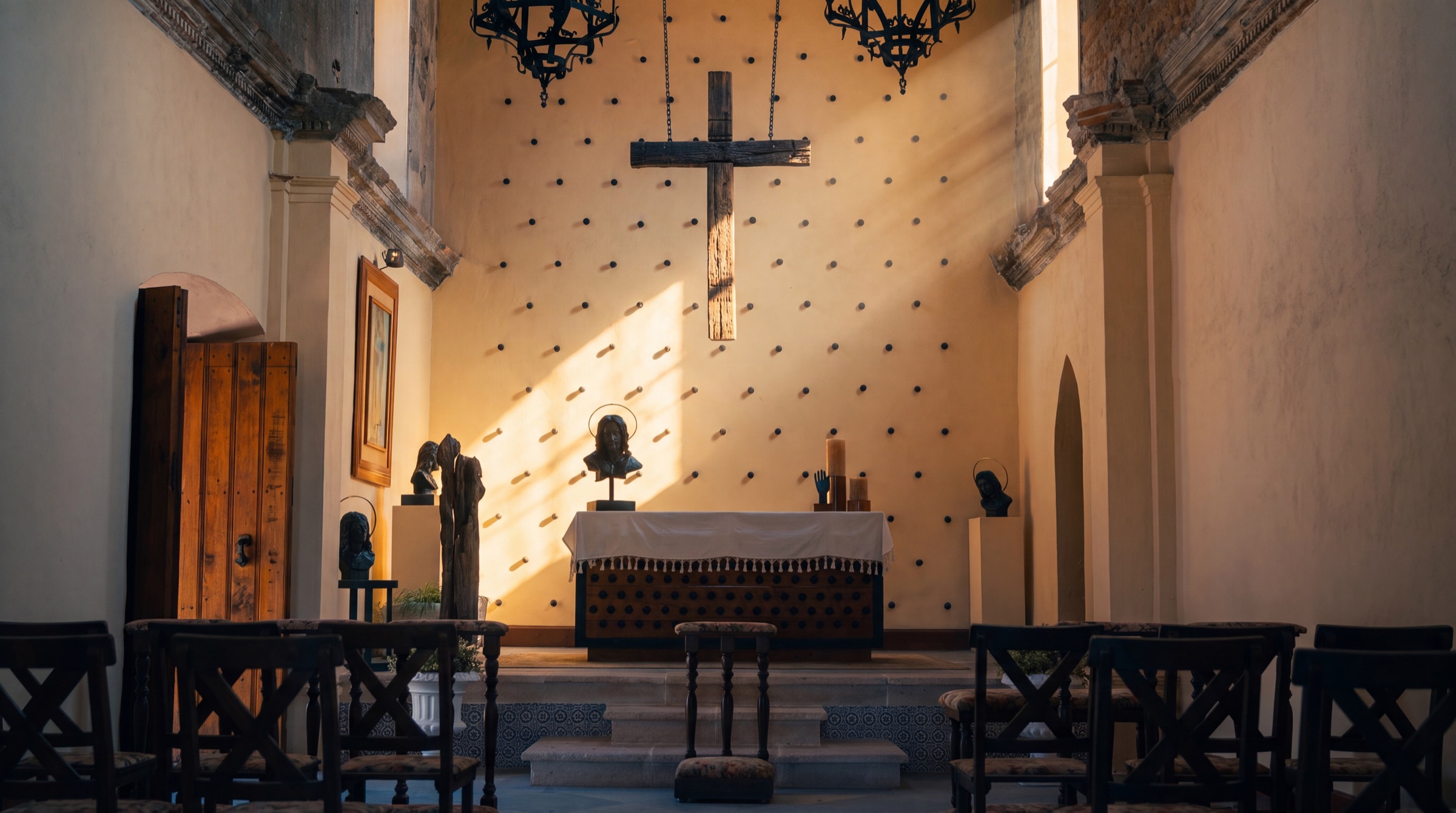 Interior de la capilla de la Hacienda Zotoluca con el altar y la cruz