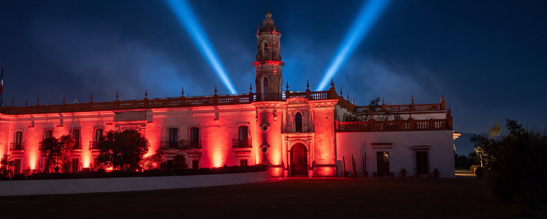 La fachada de la hacienda iluminada para una producción nocturna
