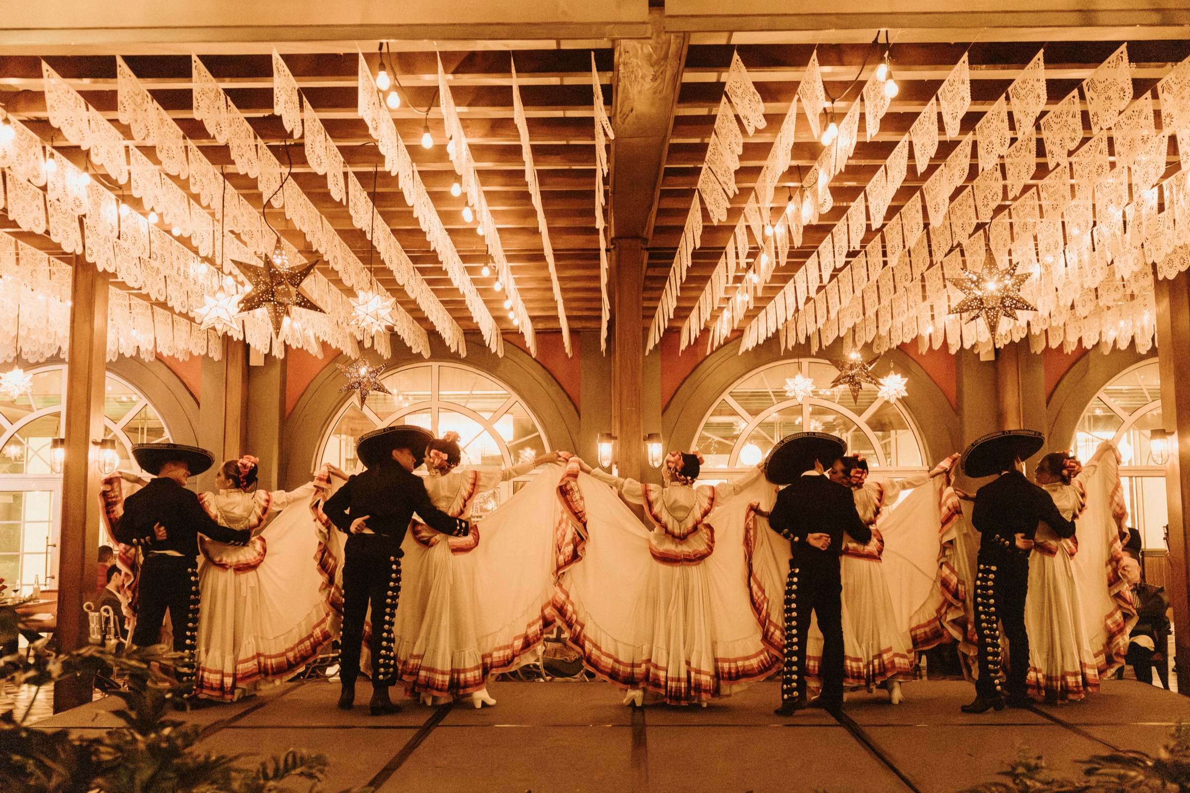 Ballet folclórico bajo papel picado en la celebración de Independencia