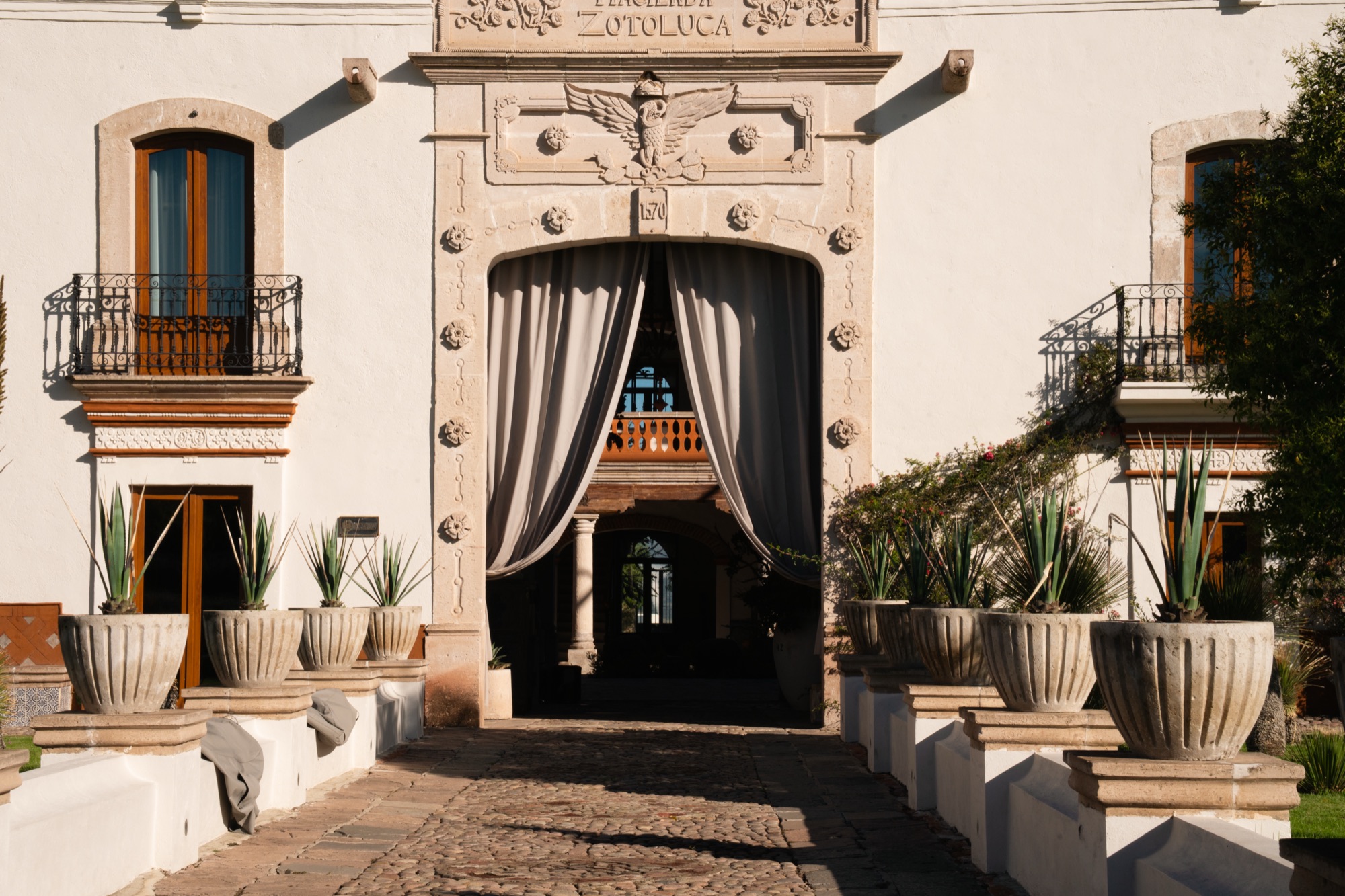 La hacienda restaurada, con su portada de 1570