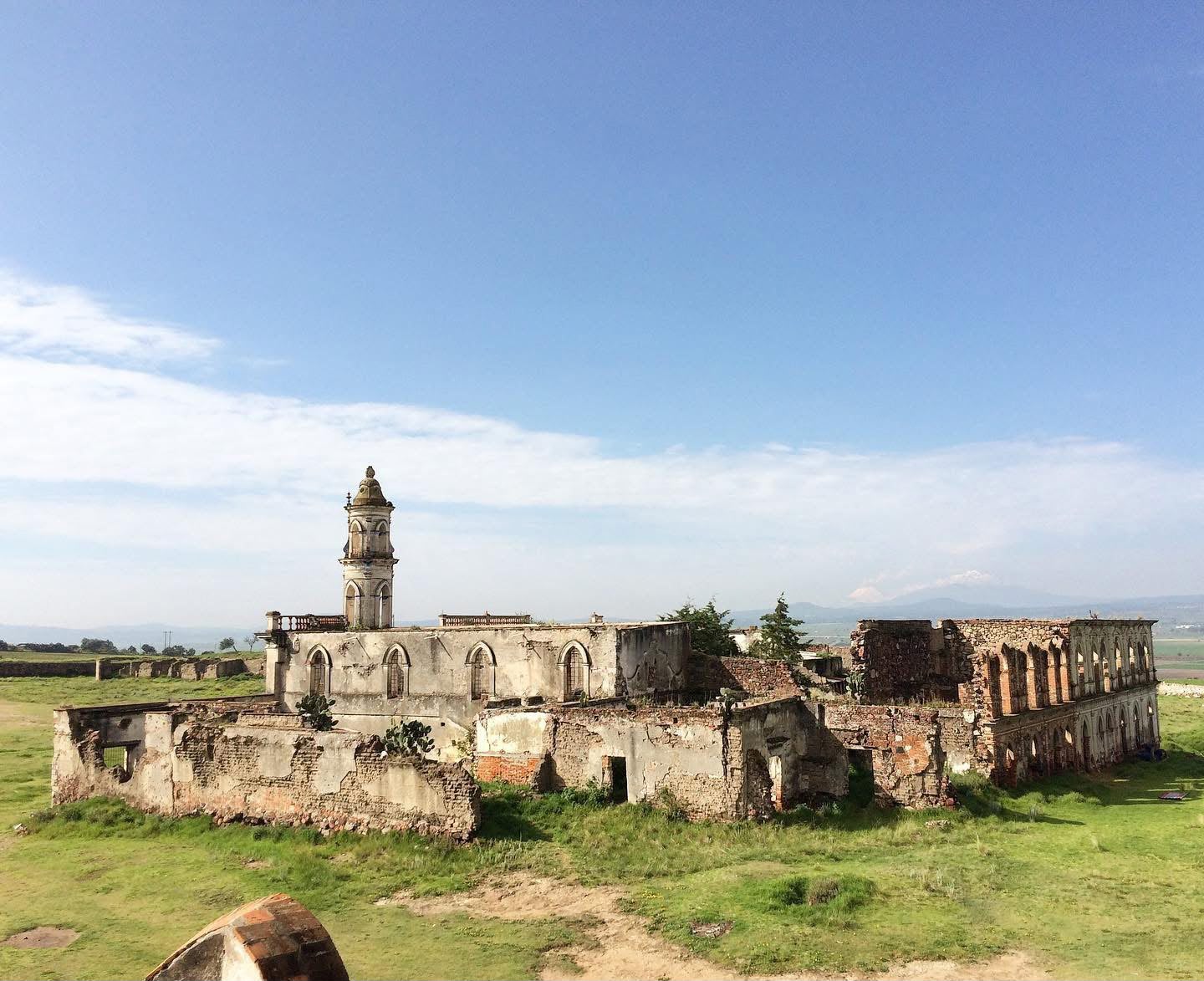La hacienda en ruinas, antes de su restauración